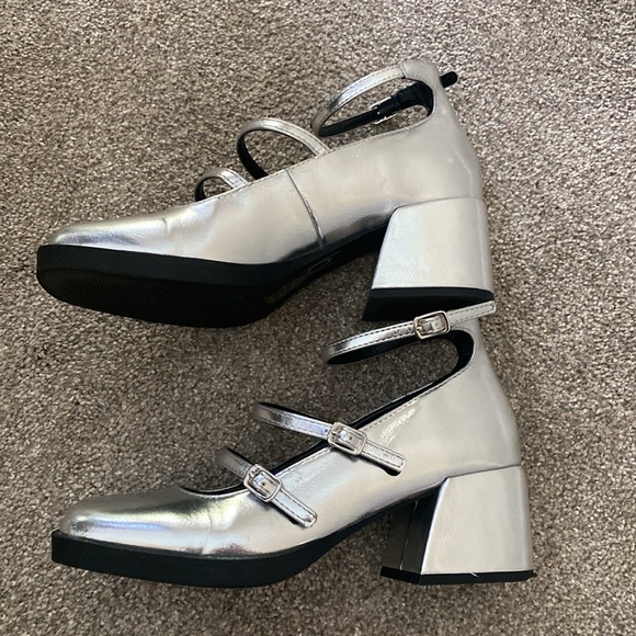 Silver Mary Jane shoes - Picture 3 of 4